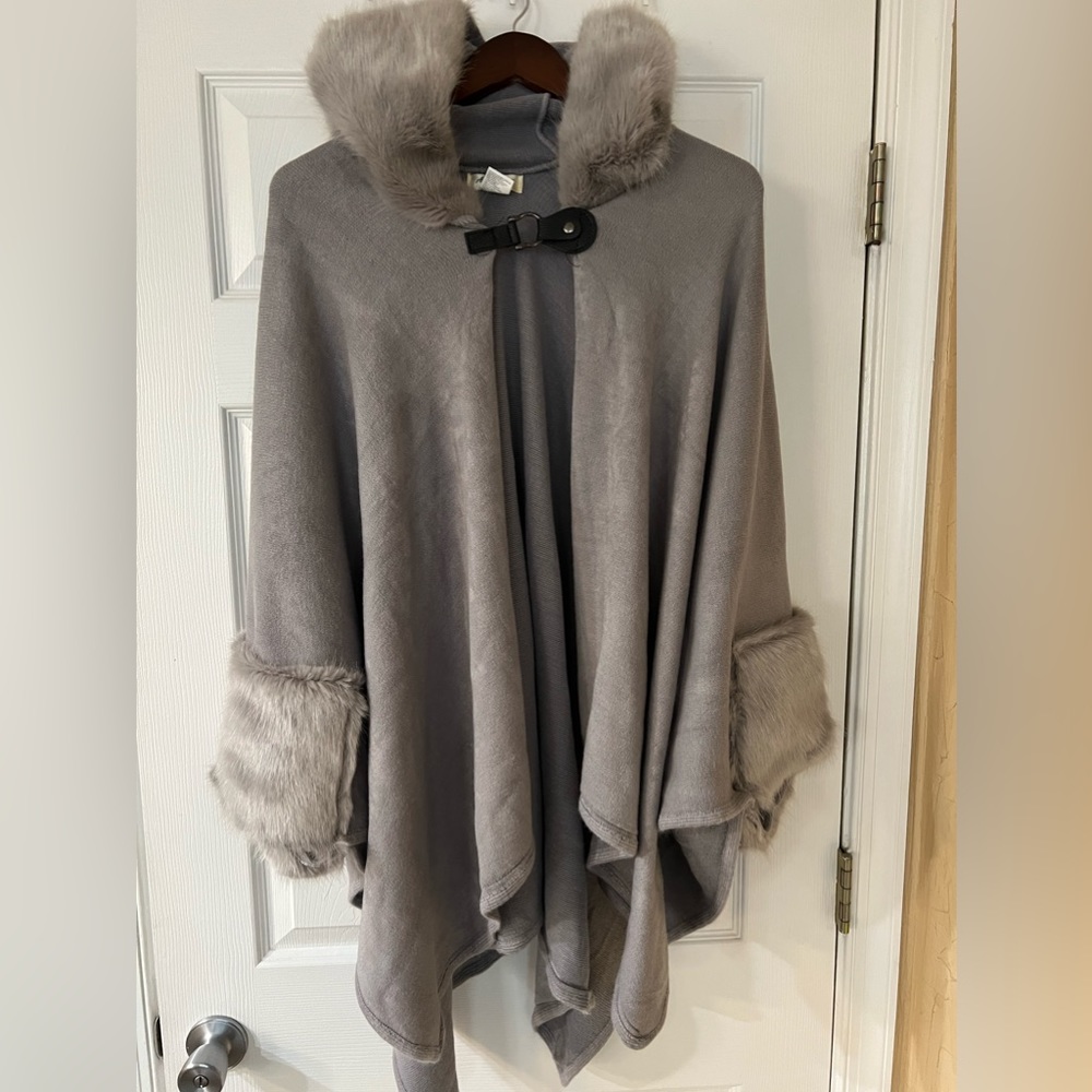 Elegant Women's Gray Faux Fur-Trim Cape